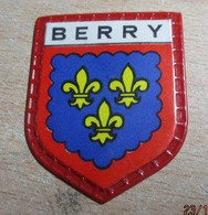 PUB1122 Ecusson Publicitaire Années 60  FROMAGERIE FINAS / BLASONS DE FRANCE LES PROVINCES N°48 BERRY - Magnets