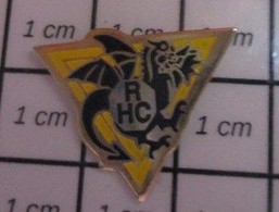 413i Pins Pin's / Rare & Belle Qualité SPORTS / RHC DRAGON NOIR AILé SUR TRIANGLE JAUNE ROUEN HOCHEY CLUB - Sports D'hiver