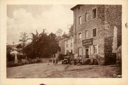 St Jean Soleymieux * La Place Du Monument Aux Morts * Hôtel MONDON * Automobile Voiture Ancienne - Saint Jean Soleymieux