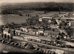 Magnet * Vue Aérienne Générale Du Village Et De La Gare * Ligne Chemin De Fer - Otros & Sin Clasificación