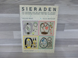 Sieraden - Een Werkboek Voor Het Vervaardigen Van Sieraden Van Eenvoudige Materialen Met Vele Voorbeelden - Prácticos