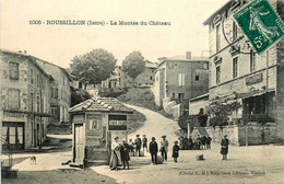 Roussillon * La Montée Du Château * Rue * Balance Poids Public Bascule * Hôtel De La Terrasse - Roussillon