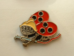 PIN'S COCCINELLE POMPIER - Animaux