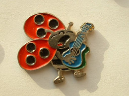 PIN'S COCCINELLE GUITARISTE - Animaux