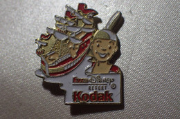 Pin's Euro Disney Resort,sponsor Kodak - Bateau - Photographie
