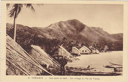 ILES SOUS LE VENT  Un Village à L'ile De TAHAA - Polynésie Française