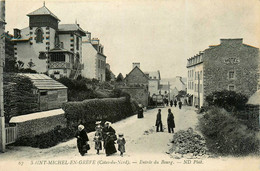 St Michel En Grève * Route Entrée Du Bourg * Hôtel Du Lion D'or * Villageois - Saint-Michel-en-Grève