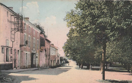 79 - BRIOUX SUR BOUTONNE - Le Champ De Foire Et La Poste (carte Colorisée) - Brioux Sur Boutonne