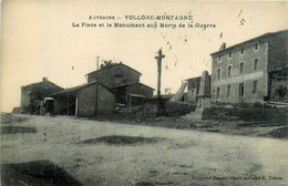 Vollore Montagne * La Place Du Village Et Le Monument Aux Morts De La Guerre - Autres & Non Classés