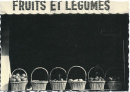 Devanture / Vitrine De FRUITS ET LEGUMES. Photo De G. Et M. GSELL - Restaurants