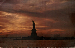 USA NEW YORK CITY THE STATUE OF LIBERTY AT SUNSET - Vrijheidsbeeld