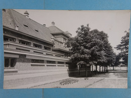 Ecole Moyenne De L'Etat De Pecq Un Coin De La Cour Des Filles. A Gauche, Le Bâtiment Du Gymnase - Pecq