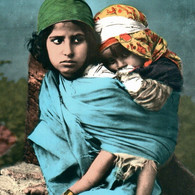 ALGERIE PETITES FILLES MAURESQUES CARTE PHOTO DENTELLEE RPPC REAL PHOTO ALGERIA MOORISH NATIVE GIRL AFRIQUE NORD - Kinder