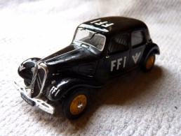 VOITURE 1/43ème UNIVERSAL HOBBIES CITROEN TRACTION 11 LEGERE 1944 FFI BE - LKW