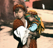 ALGERIE PETITES FILLES NOMADES CARTE PHOTO DENTELLEE RPPC REAL PHOTO ALGERIA NATIVE GIRL CHILDREN AFRIQUE NORD - Kinderen