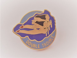 Superbe PINS PIN'UP NUE SEXY DOUBLE TROUBLE / 33NAT - Pin-ups