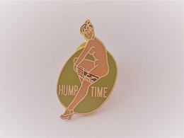 Superbe PINS PIN'UP NUE SEXY  HUMP TIME / 33NAT - Pin-ups