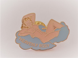 Superbe PINS PIN'UP NUE SEXY HEAVENLY BODY / 33NAT - Pin-ups