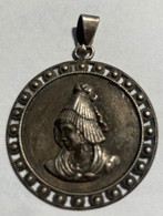 Bijoux , Pendentif : Médaille Coiffe Régionale ? Ancienne . - Anhänger