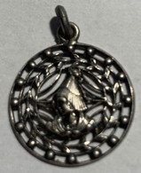 Bijoux , Pendentif : Médaille Coiffe Régionale ? Ancienne . - Pendentifs