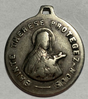 Bijoux , Pendentif : Médaille Sainte Thérèse , Protegez Nous ,  Ancienne . - Anhänger