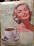 COFFEE TIME L'HEURE DU CAFE PLAQUE EN TOLE METAL PIN UP VINTAGE GRAND FORMAT - Tin Signs (after1960)