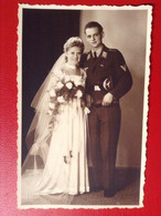 Foto AK WW2 Soldat Mit Uniform Mütze Ärmelabzeichen Hochzeit Ca. 1940 Photo Bunzlau - Uniformes