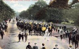 CPA Royaume Unis - Hampshire - Aldershot - Hussars March Down Avenue - M. Ettlinger & Co. - Life In Our Army - Colorisée - Otros & Sin Clasificación