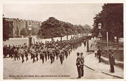 CPA Royaume Unis - Angleterre - Hampshire - Aldershot - Royal Artillery Band - Wellington Avenue - Animée - Parade - Andere & Zonder Classificatie