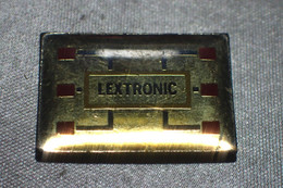 Pin's  LEXTRONIC 94510 LA QUEUE-EN-BRIE Commerce équipements électroniques Et Télécommunication - Informatique