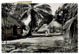 CPA Guinée. Village Aux Environs De Conakry, 1954, Dentelée - Guinée