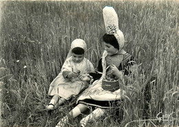 Pays Bigouden * Détente Après La Cueillette Des Fraises * Jeunes Filles Du Pays En Coiffe - Autres & Non Classés