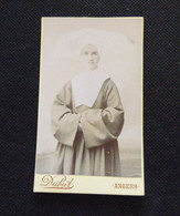 PETIT CDV  1880 1900 PORTRAIT DE RELIGIEUSE   DUBUT PEINTRE ET PHOTOGRAPHE - ANGERS - Anonymous Persons