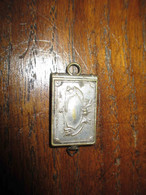 Ancien Pendentif Porte Photo En Métal Argenté Fin XIX ème Ou Début XX ème - Pendenti