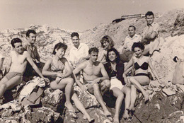 13 / MARSEILLE / LES GOUDES / JUIN 1951 / TRES BELLE PHOTO DE GROUPE ET BAIGNEURS - Quartiers Sud, Mazargues, Bonneveine, Pointe Rouge, Calanques