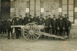 Issoire * Carte Photo 1914 * Régiment Militaire , Caserne , Canon Type Modèle Marque ? * Matériel - Issoire