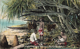 CPA TAHITI - Indigenes Preparant Leur Dejeuner - F Homes - Regimes De Bananes - Tahiti