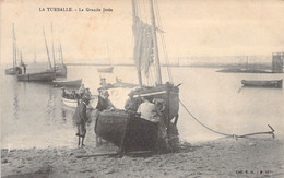 CPA - FRANCE - 44 - LA TURBALLE - La Grande Jetée - Bâteau De Pêche - Coll TH 617 - La Turballe