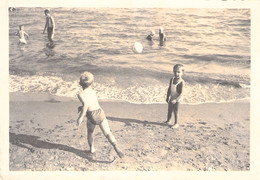 Photographie De Deux Enfants Jouant Au Ballon Sur La Plage - Format 13*9 - Photographie