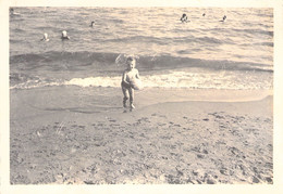 Photographie D'un Enfant Jouant Au Ballon Sur La Plage - Format 13*9 - Photographie