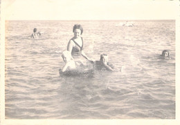 Photographie D'une Femme Brune Joue Avec Des Enfants Dans L'eau - Format 13*9 - Photographie