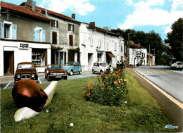 St Claud * Place Des Tilleuls * Café * Automobiles Anciennes * Automobile RENAULT Renault 4L & CITROEN Citroen 2cv - Autres & Non Classés