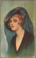 CPA Illustrateur Signé - Bettinelli - Illustration Femme Avec Tissu Bleu Vaporeux Sur Chapeau - Other & Unclassified