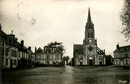 Mayet * La Place De L'église Du Village - Mayet