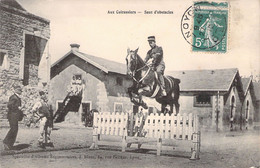 CPA - MILITARIAT - Aux Cuirassiers - Saut D'obstacles - Cheval - Militaire - Uniforme - Autres & Non Classés