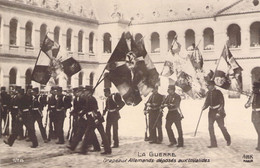 CPA - MILITARIAT - LA GUERRE - Drapeaux Allemands Déposés Aux Invalides - AHK Paris - Guerre 1914-18