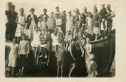 Mode * Carte Photo * Baigneuses Baigneurs Devant Bateau Barque JEANNE D'ARC * Thème Maillot De Bain , Bains De Mer - Mode