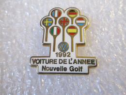 PIN'S    VOLKSWAGEN  GOLF  VOITURE DE L ANNÉE 1992   Zamak  ACABI - Volkswagen