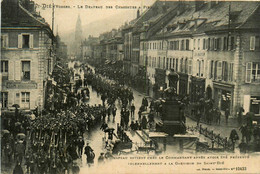 St Dié * Le Drapeau Des Chasseurs à Pied Dans Les Rues De La Ville * Passage De Troupes * Militaria - Saint Die