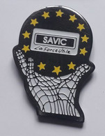 V378 Pin's SAVIC La Force Utile MAIN SCANIA CAMION à Cagny Caen Rouen Evreux Havre Château Vallière Achat Immédiat - Transports